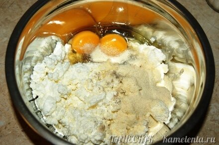 Приготовление рецепта Творожная запеканка с ягодами и сметанной заливкой шаг 2