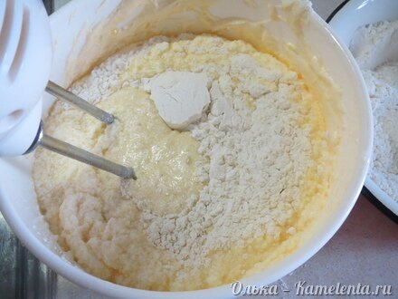 Приготовление рецепта Кекс с шоколадным &quot;сюрпризом&quot; шаг 8