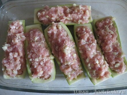 Приготовление рецепта Кабачки с мясной начинкой запеченные в духовке шаг 5