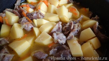 Приготовление рецепта Куриные желудки тушеные с картофелем шаг 7