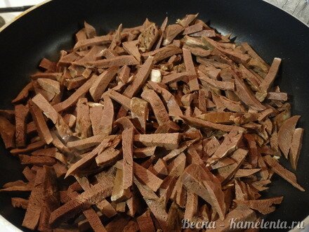 Приготовление рецепта Бефстроганов из сердца с лесными грибами шаг 4