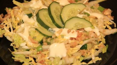 Салат с пекинской капустой и грецким орехом