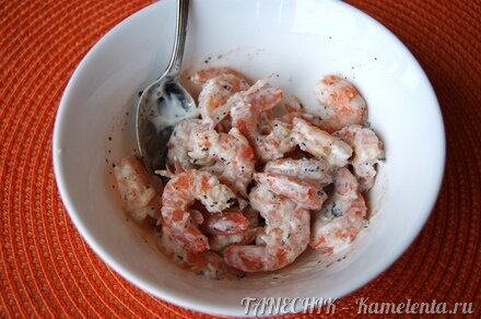 Приготовление рецепта Салат с креветками и ананасом шаг 2