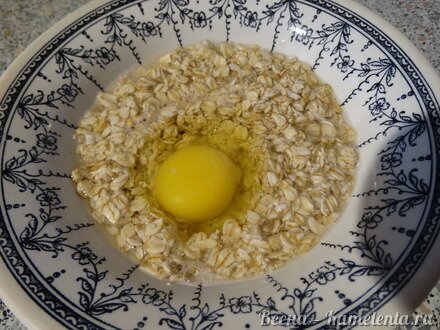 Приготовление рецепта Куриные биточки с овсяными хлопьями шаг 2