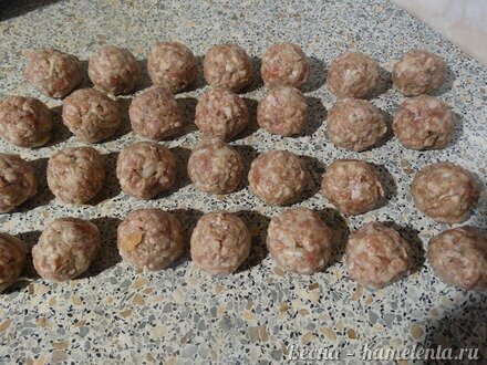 Приготовление рецепта Мясные фрикадельки с хреном тушёные в майонезе из фасоли. шаг 15