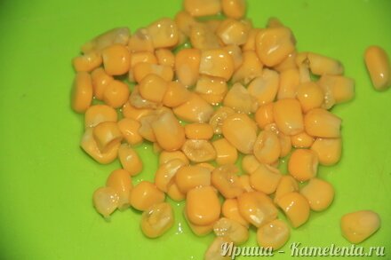 Приготовление рецепта Салат с пекинской капустой и кукурузой шаг 4