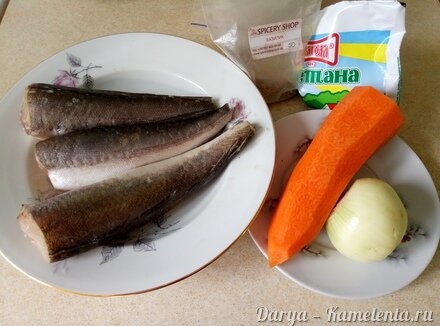 Приготовление рецепта Хек запеченный с морковью и луком шаг 1