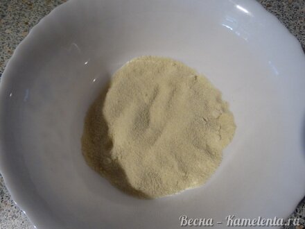 Приготовление рецепта Манные лепёшки с куркумой шаг 2