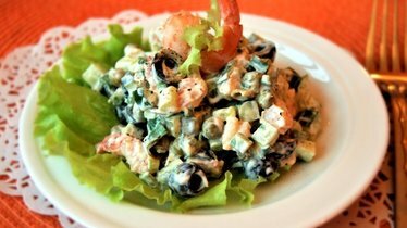 Рецепт Салат с креветками и маслинами