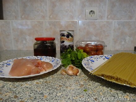 Приготовление рецепта Паста с томатами черри и маслинами шаг 1