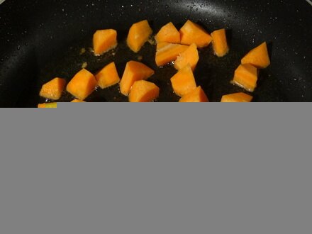 Приготовление рецепта Куриная грудка с брюссельской капустой и карамелизированной морковью шаг 6