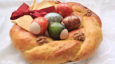 Рецепт Пасхальный венок с курагой и орехами