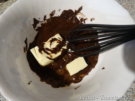 Приготовление рецепта Шоколадный пирог с джемом и грецкими орехами шаг 3