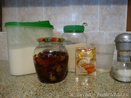 Приготовление рецепта Дрожжевой хлеб с вялеными томатами шаг 1