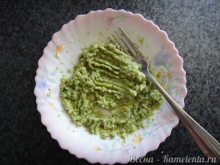 Приготовление рецепта Салат-коктейль из авокадо и тунца шаг 2